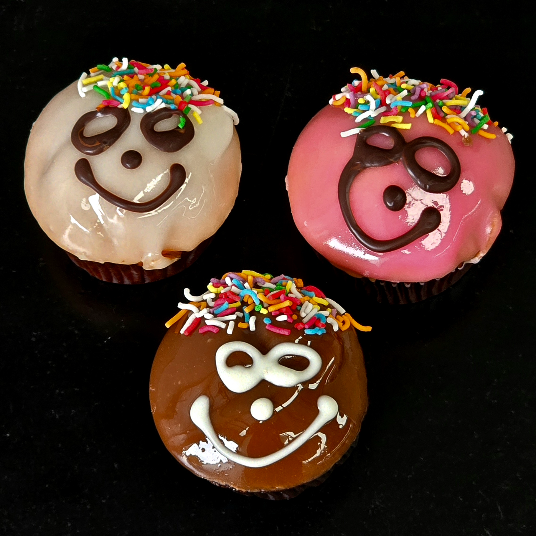 **SMILEY FACE CUPCAKE MIXED BOX6